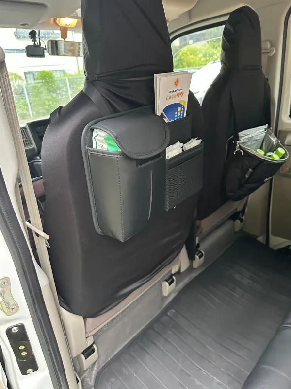 車内の消臭・お世話グッズを備えたシートポケット