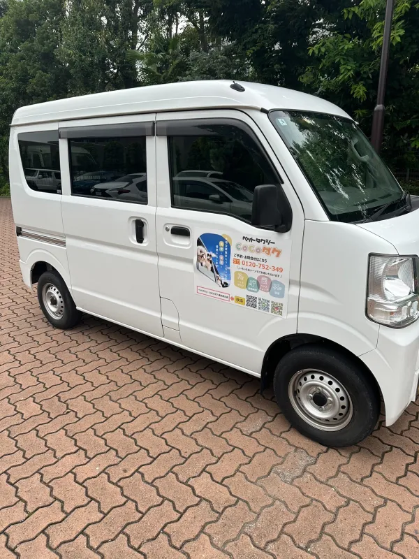 COCOタク横浜港北店のロゴを掲出した専用車両（側面）
